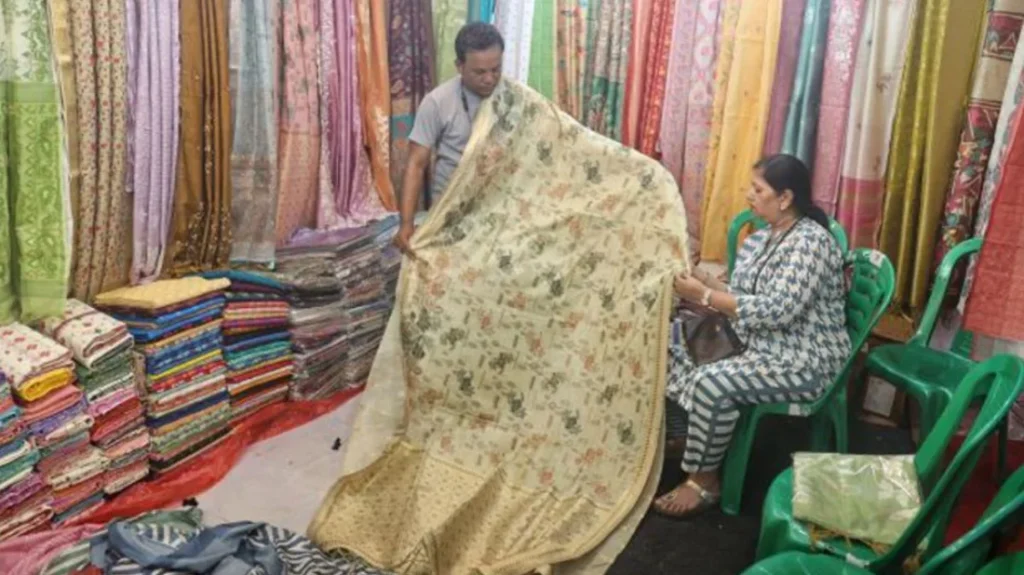 কলকাতার বাণিজ্যমেলায় বাংলাদেশি শাড়ির স্টল ক্রেতাদের ভিড়