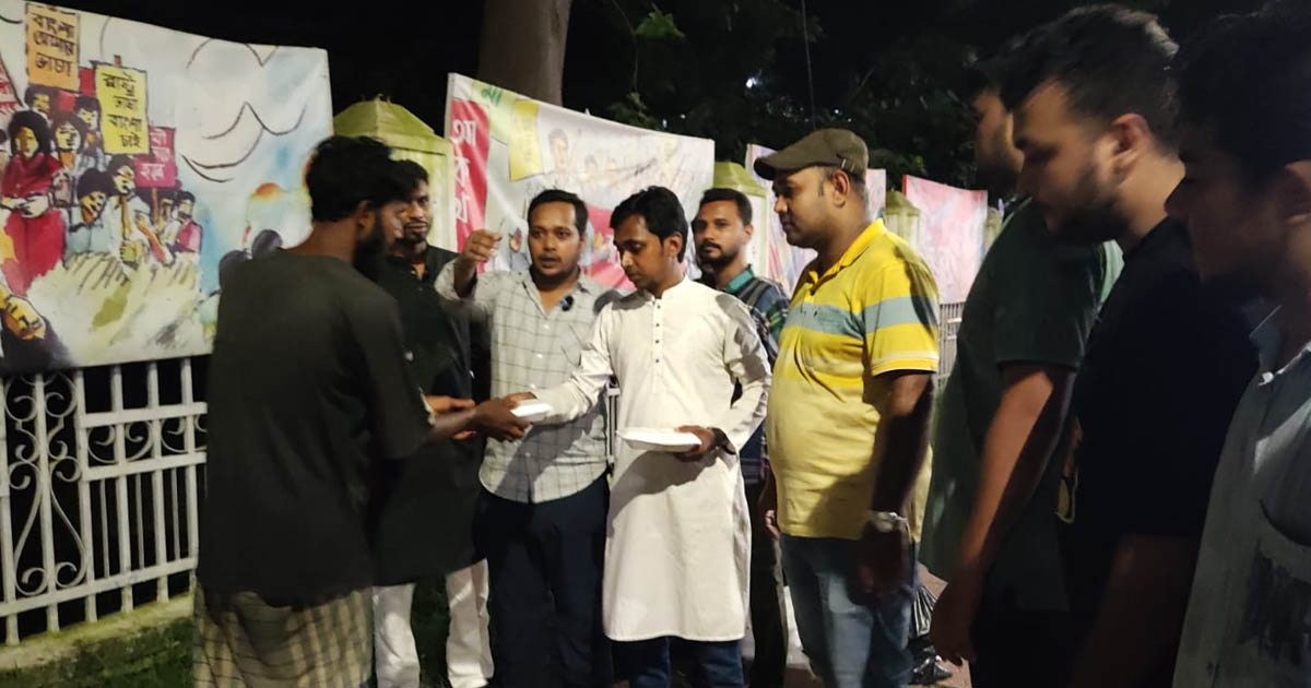 খালেদা জিয়ার জন্মদিনে ঢাবিতে ছাত্রদলের খাবার বিতরণ