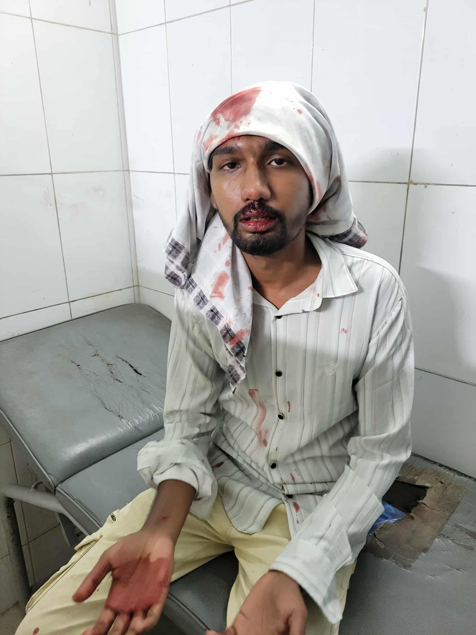 আটঘরিয়ায় ছিনতাইকারীর ছুরিকাঘাতে যুবক গুরুতর আহত