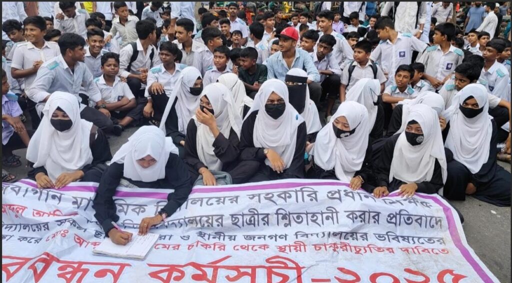 শার্শায় শিক্ষকের শ্লীলতাহানির অভিযোগে শিক্ষার্থীদের সড়ক অবরোধ ও মানববন্ধন