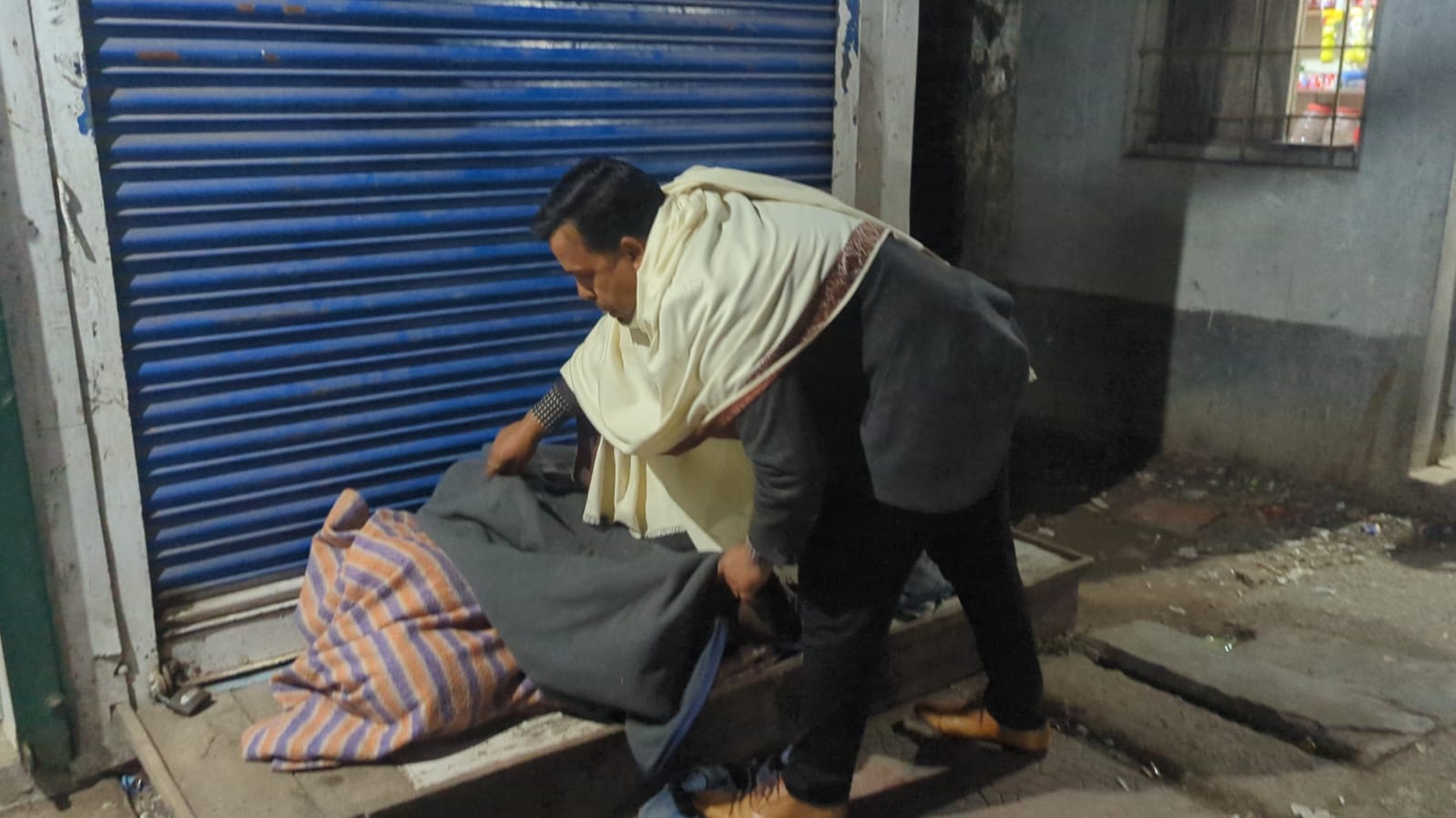 পথে পথে শীতার্তদের পাশে দাঁড়ালেন যুবদলের নেতা