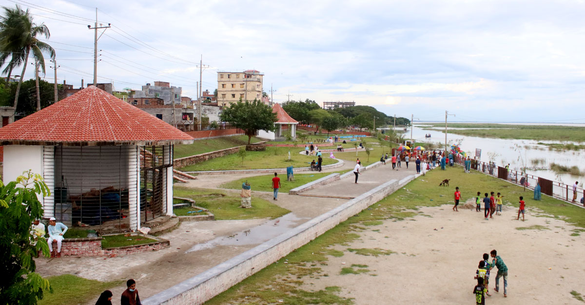 পদ্মার পাড়ে প্রেমিক-প্রেমিকা জিম্মি! ‘অনৈতিক’ অভিযোগ তুলে টাকা ও মোবাইল ছিনতাই