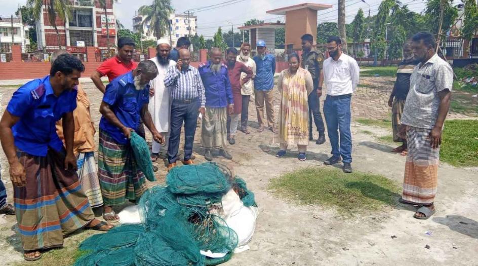 কোটালীপাড়ায় অভিযান: ২ লাখ টাকার নিষিদ্ধ চায়না জাল জব্দ আগুনে ধ্বংস
