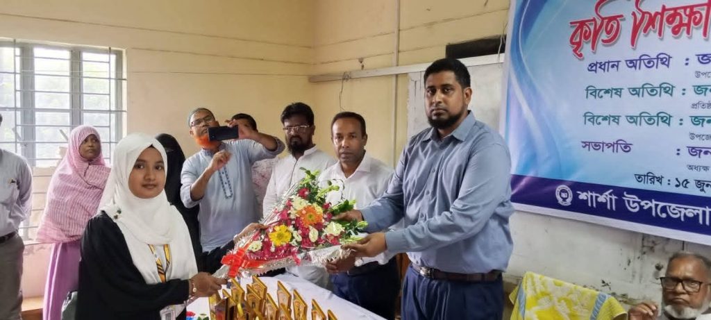 শার্শা উপজেলা কলেজ থেকে ২৫ জন কৃতি শিক্ষার্থীকে সংবর্ধনা প্রদান।