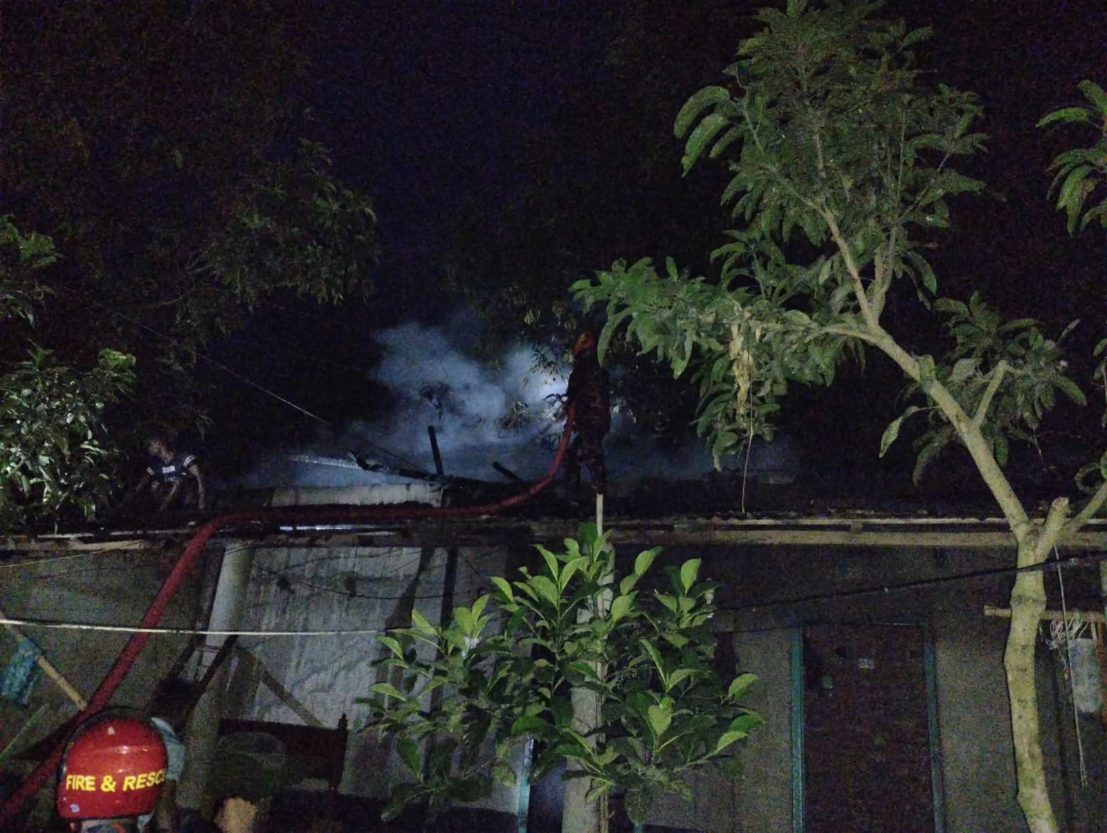 চিরিরবন্দরে বৈদ্যুতিক শর্ট সার্কিটে পুড়ে ছাই বসতবাড়ি