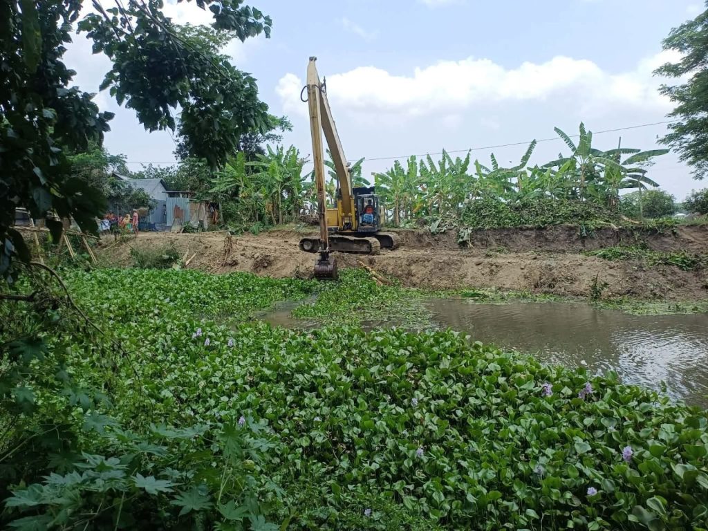 সখিপুরে খাল খননে গলা কাটা অকেজো সুইচ গেইট